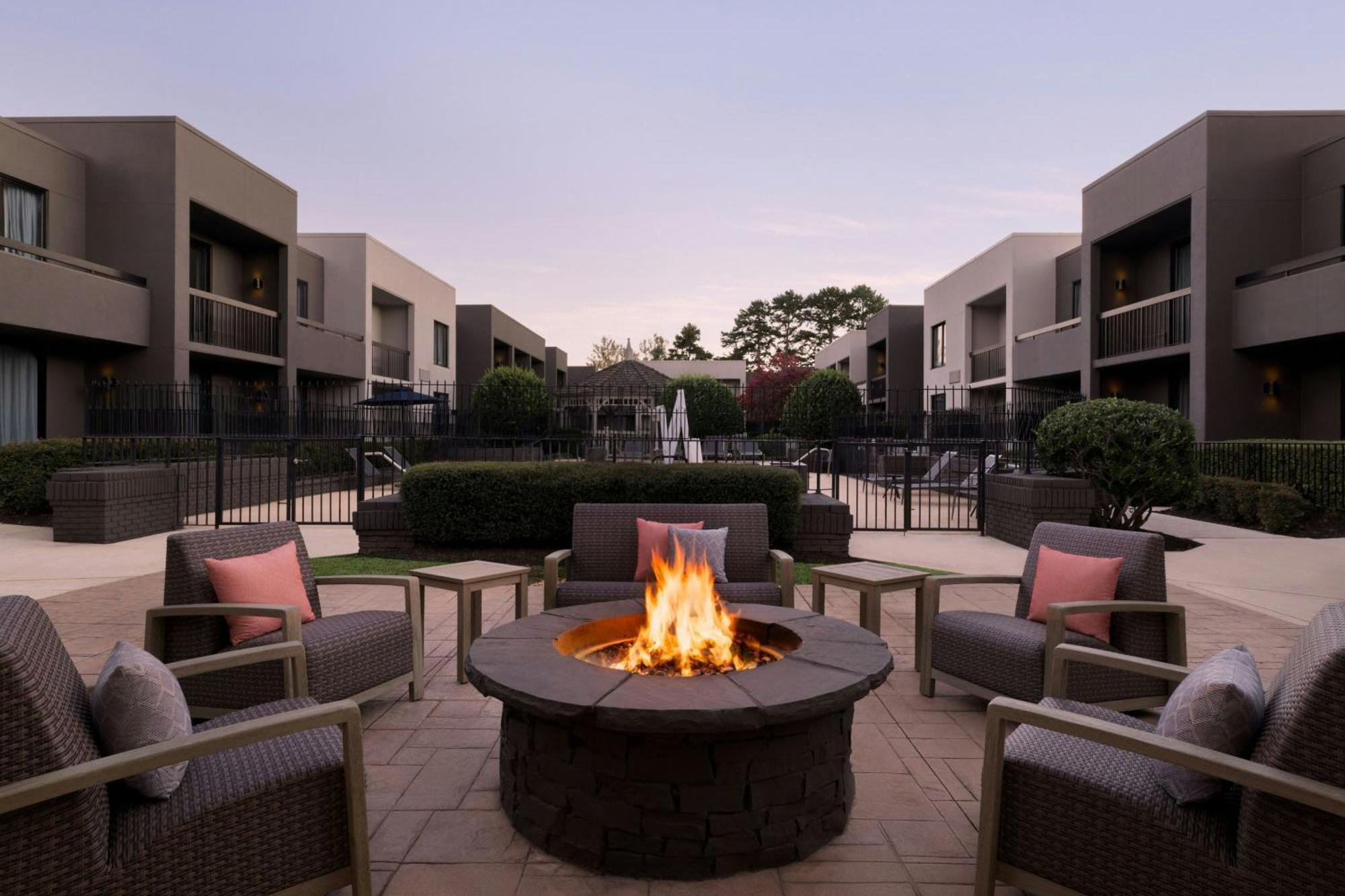 Courtyard Atlanta Northlake Tucker Exterior foto